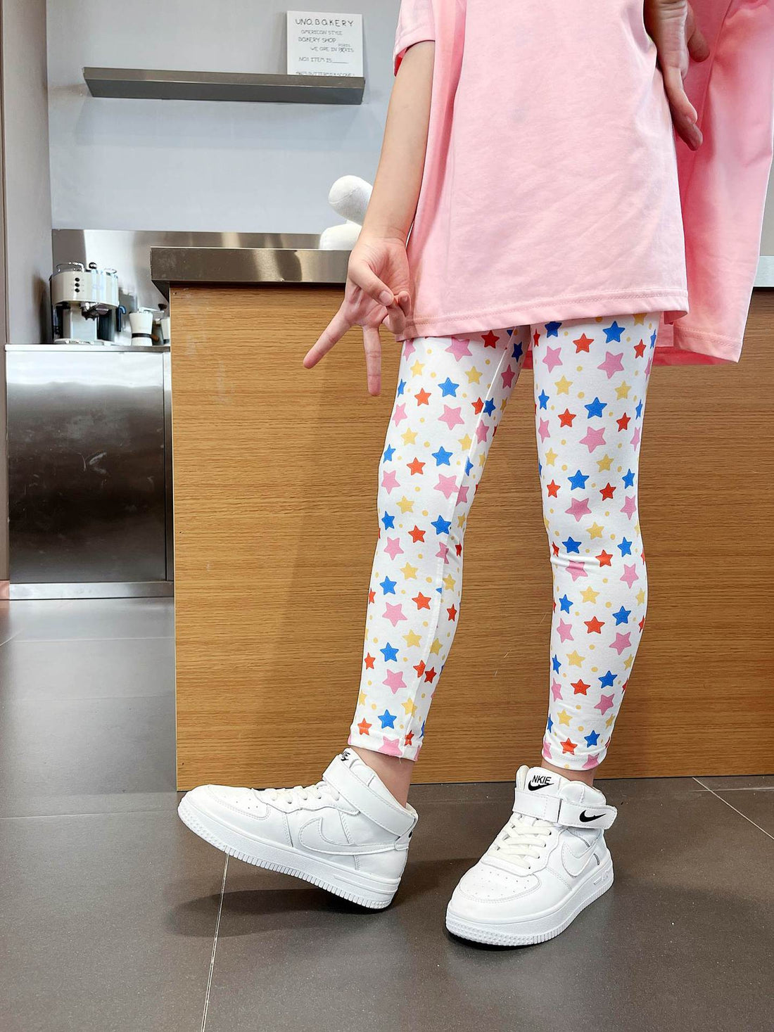 Witte legging met vrolijke gekleurde sterren